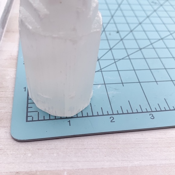 Selenite Skyscaper Tower & Tree Slice Base & Card - Picture 8 of 9